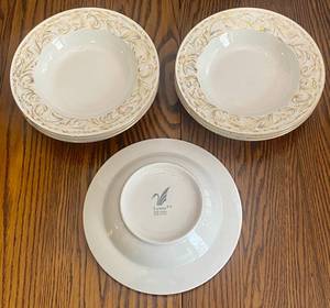 lot 141 image: Lynns Fine China Bennington Set of 8 Bowls