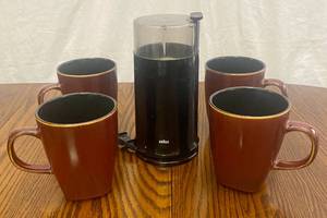 lot 143 image: Braun Electric Coffee Mill Grinder type 4041 Model KSM2 and 4 Mugs