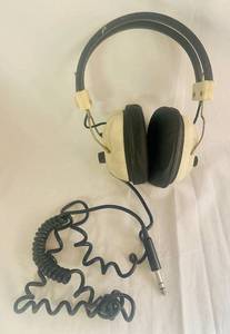 lot 189 image: Vintage White Mura SP-202 Headphones