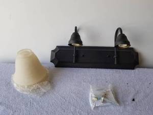 lot 327 image: Light fixture - wall mount