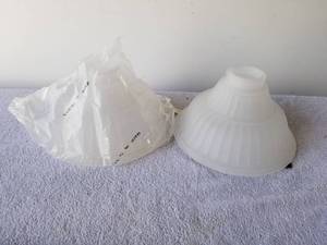 lot 333 image: Set of 2 light fixture globes