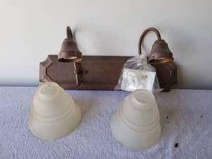 lot 335 image: Light fixture - wall mount