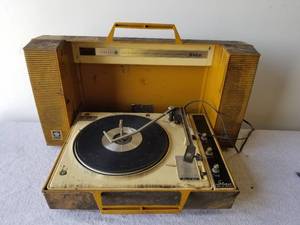 lot 309 image: Vintage GE record player - needs a good cleaning