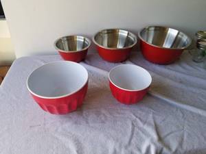 lot 291 image: 2 sets of red mixing bowls