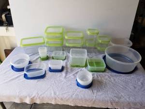 lot 292 image: Generous selection of cannisters with lids