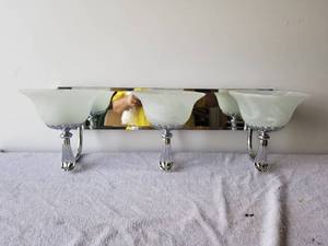 lot 326 image: Light fixture - wall mount
