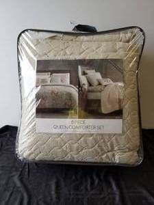 lot 209 image: Queen comforter set