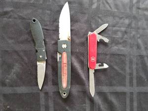 lot 216 image: Lot of 3 pocketknives- Buck & Victorinox & MK