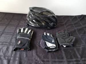 lot 213 image: Selection of Bike riding items