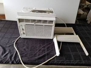 lot 231 image: Artic Kin window AC unit