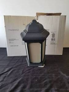 lot 263 image: Outdoor light fixtures