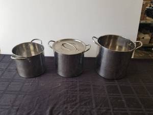 lot 270 image: Selection of pots