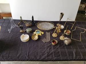 lot 271 image: Selection of brass decor.