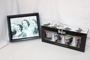 lot 8 image: The Beatles Collection Holograph Photo and Glass Set