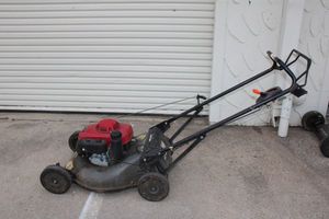 lot 17 image: Commercial Honda Lawnmower Model HRC216K3HDAH  (Was Running when brought in)