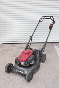 lot 19 image: Honda Lawnmower Model HRC216K3HXA (Was Running when brought in)