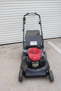 lot 20 image: Honda Lawnmower Model HRR216K10VYAA with Bag Catcher (Was Running when brought in)