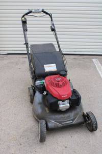 lot 5 image: Commercial Honda Lawnmower Model HRR216K10VYAA with Bag Catcher (Was Running when Brought in)