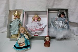 lot 27 image: Madame Alexander 8 Dolls Love Notes for Grandma, Statue of  Liberty and More