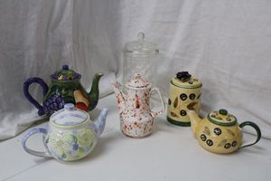 lot 104 image: Teapots and Clear Plastic Candy Dish