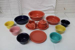 lot 176 image: Fiesta Dishes Small Bowls, Soup Bowls and Serving Bowl Plus Creamer and Sugar Set