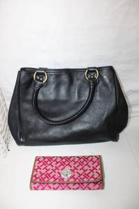 lot 221 image: Tommy Hilfiger Wallet and Purse