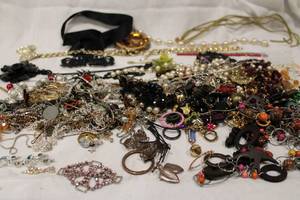 lot 432 image: Broken jewelry, some findings, parts, broken chains, etc. Great for crafting