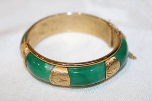 lot 367 image: Green glass panel Asian inspired bracelet with safety chain. Hinged opening. Tests as glass.
