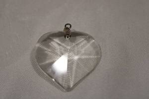 lot 371 image: 18K white gold plated faceted heart pendant Approx 2 x 2 Marked 18K GP on bale