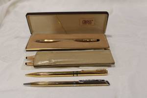 lot 380 image: Collectible pen selection. Includes boxed Cross pen, (2) Cross 14K Gold Filled pens (both marked 14K G P), American airlines branded quill pen (model 301P) Plus (5 count)