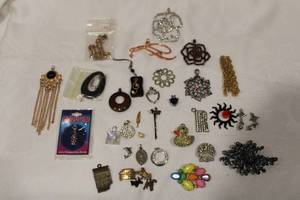 lot 382 image: Pendant selection. Varying materials and subject matter