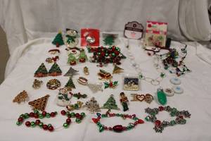 lot 374 image: Holiday and Christmas jewelry. Includes necklaces, earrings, pendants and more. Generous quantity
