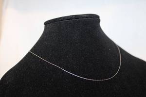 lot 389 image: 10K White Gold 18L chain. Marked 10K