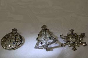 lot 372 image: Mid Century Modern style wire craft holiday brooch trio. No markings