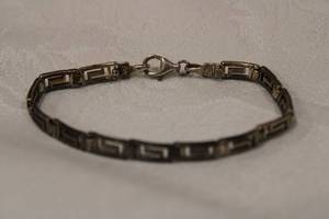 lot 390 image: Sterling Silver 7.5L bracelet with Greek Key motif. Marked 925 in 2 spots