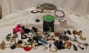 lot 408 image: Single earrings and unsorted hoop earrings (possibly some matches in the hoop earrings)