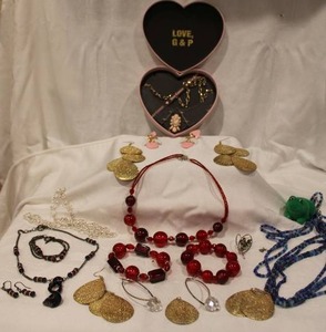 lot 415 image: Demi parure and semi-suite sets including Juicy Couture and a from necklace and pendant set in character case.