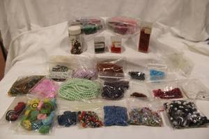 lot 404 image: Beads, beading kits and sorted jewelry making beads. Generous quantity