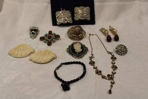 lot 427 image: Antique and antique-style jewelry including shoe clips, brooches, pendants plus. Also includes a Silesian wirework necklace with Keshi pearls.