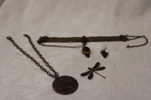lot 428 image: Art Nouveau style jewelry selection. Includes banded chokernecklace, Dragonfly theme jewelry and single leaf earring