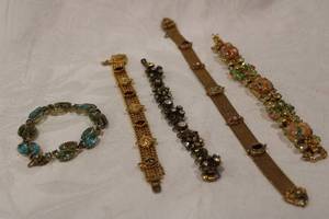 lot 429 image: (5) Vintage style bracelets. Varying styles
