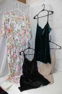 lot 253 image: Lingerie Sleepwear Size L and XL plus Floral Robe