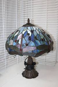 lot 492 image: Stained Glass Table Lamp 17 Tall x 15 Wide