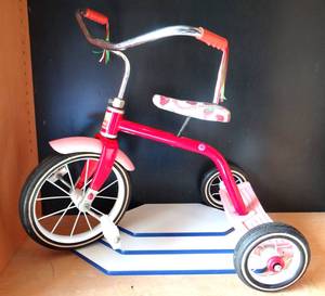 lot 72 image: RARE VINTAGE 1980S Strawberry Shortcake Child Size Hedstrom Red Metal - $$$$ SEE COMPS