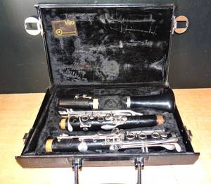 lot 103 image: VINTAGE VITO CLARINET IN ORIGINAL CASE
