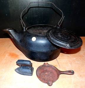 lot 113 image: CAST IRON TEA KETTLE  LID WITH SMALL IRON AND SKILLET