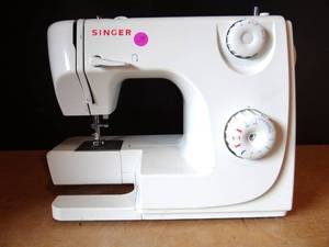 lot 124 image: Singer E99670 50T8 Sewing Machine (NO FOOT PEDALPOWER CORD)