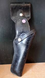 lot 148 image: BLACK LEATHER PISTOL HOLSTER MARKED B16 36
