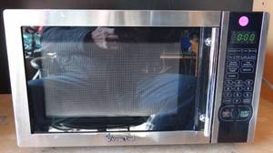 lot 151 image: Magic Chef MCM1110ST 1000W 1.1 Cubic Foot Countertop Microwave Oven - CLEANPOWER TESTEDWORKS