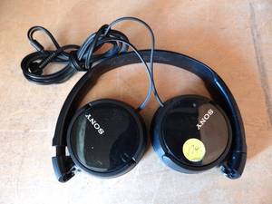 lot 174 image: NICE COMFORTABLE SONY WIRED HEADPHONES - SOUNDS GREAT